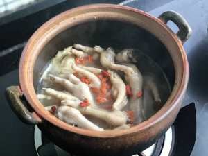 自己在家做药膳炖鸡脚的做法