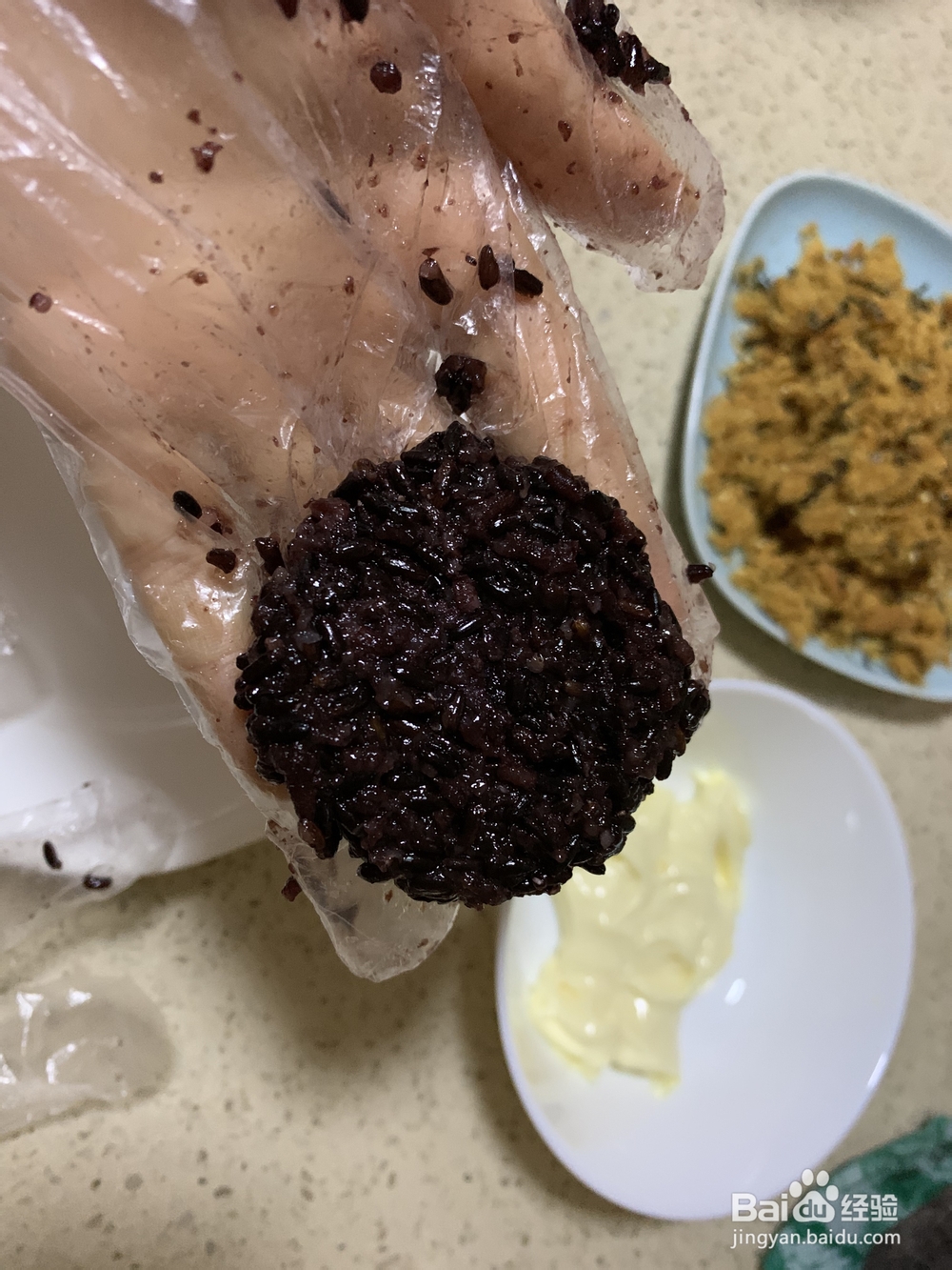 吃光光的紫米肉松小贝