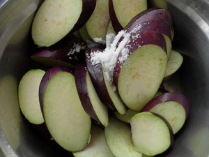 茄子炸面粉的做法