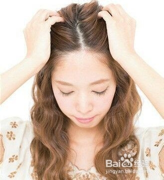 发型打底的简单时尚