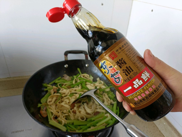 腊肉芹菜炒豆皮丝