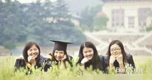 毕业拍照姿势的摆法