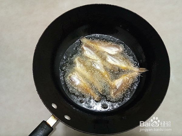 如何制作五香酥鱼