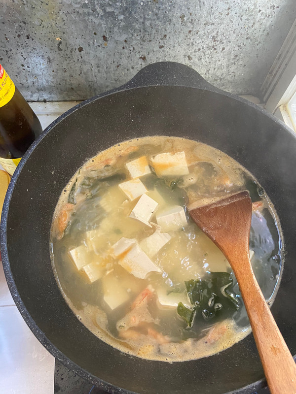 豆腐裙带菜鲜虾味增汤