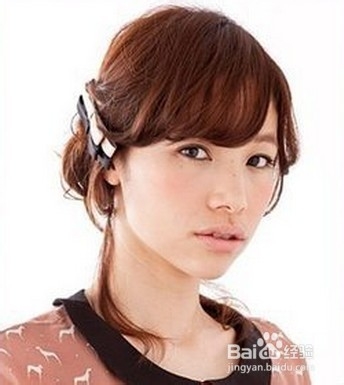 上班族美女如何快速打造韩式盘发造型