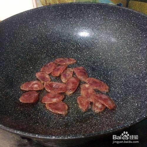 青椒洋葱炒腊肠的做法