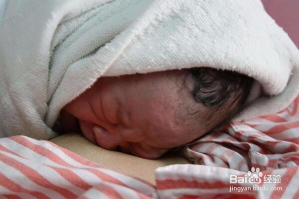 幼儿晚上哭闹看见不干净的东西怎么办