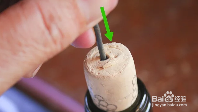 如何不用开瓶器打开酒瓶