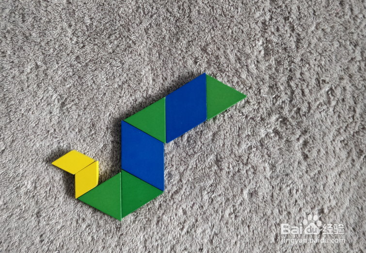 用蒙氏积木怎样拼一条吐芯子的蛇？