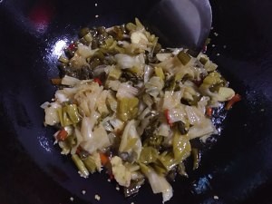 如何制作酸爽鲜辣的杂菜酸汤肉丝米线？