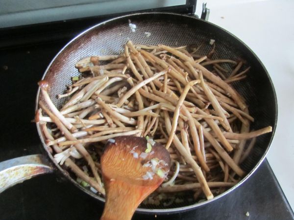 茶树菇爆鱿鱼丝