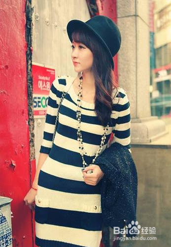 经典的黑白条纹修身连衣裙