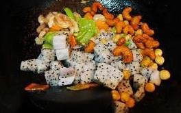 家常火龙果炒虾仁的做法