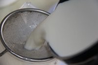 介绍光明牛奶布丁配草莓汁的简单做法