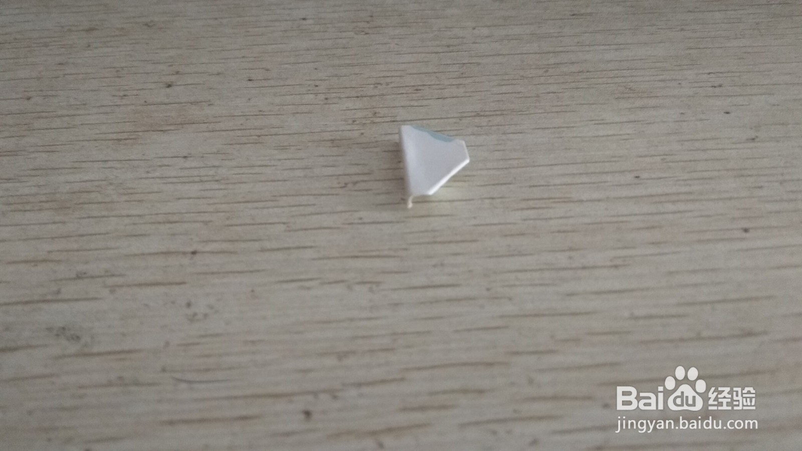 如何用一小长方形硬卡纸做简易的单个中性笔支架