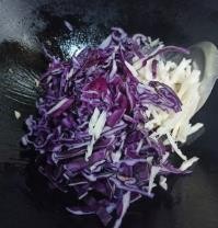 如何做紫甘蓝炒藕