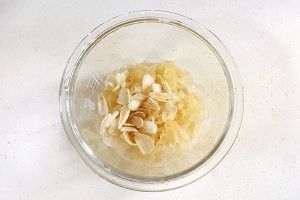 美食汤羹--补品板栗银耳百合汤