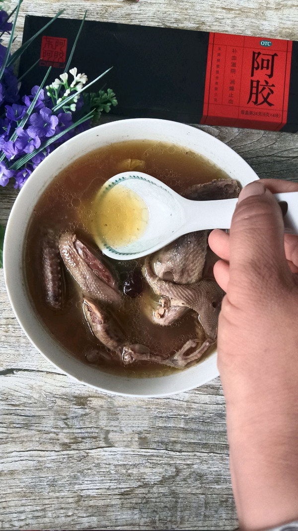 阿胶药膳炖鸽子