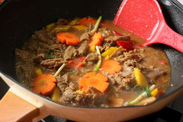 罗勒肥牛卷盖浇饭