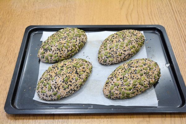 黑全麦瓜籽面包