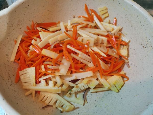 冬笋胡萝卜炒腐竹肉丝