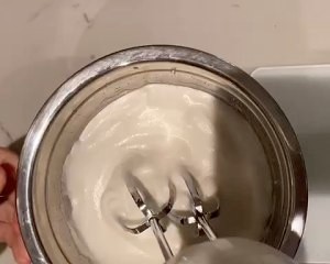 黄桃戚风蛋糕卷的做法