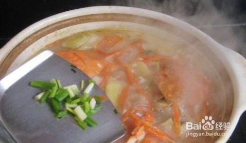 一步步做馋嘴的梭子蟹胡萝卜豆腐汤
