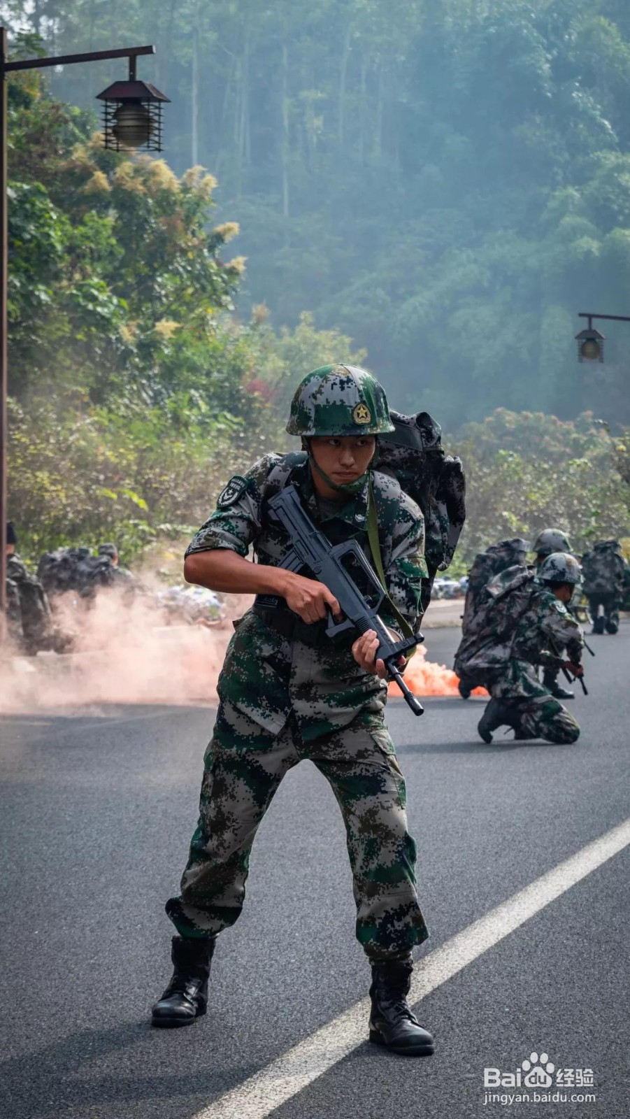 怎么形容军人的步伐呢