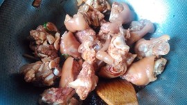 花生米炖猪蹄怎么做