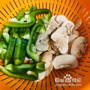 怎么做美味的萨拉米香肠披萨