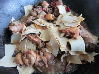 豆皮焖鸡怎么做