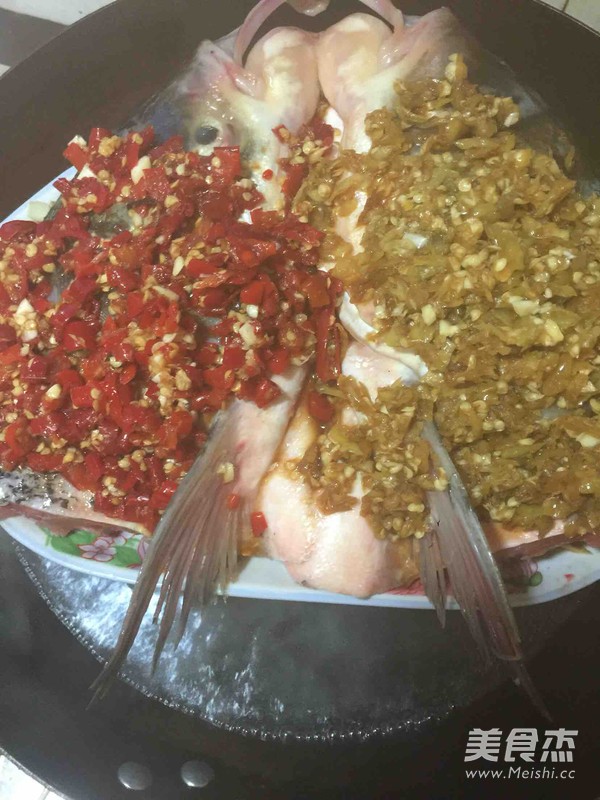 双椒蒸鱼头的做法