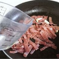 制作培根奶酪意面
