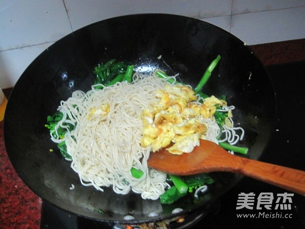 菜心蛋炒面的做法