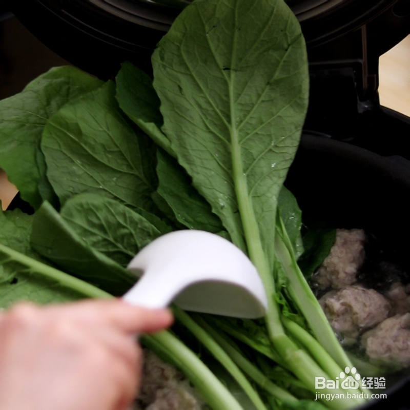 好吃不腻的小白菜汆丸子汤