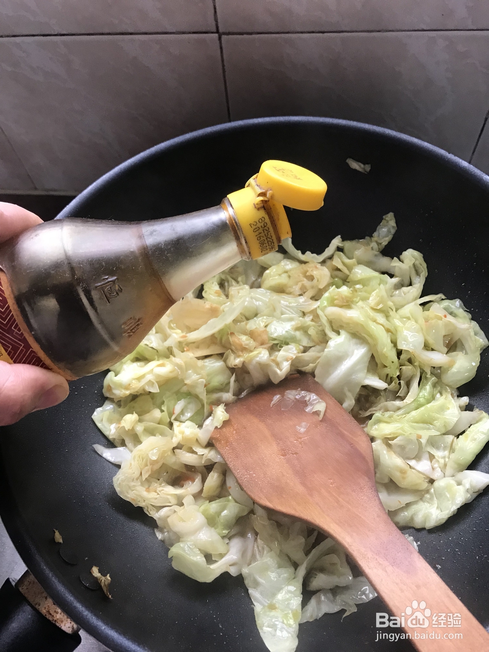 一个人做酸辣包菜