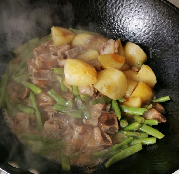 土豆豆角烧排骨