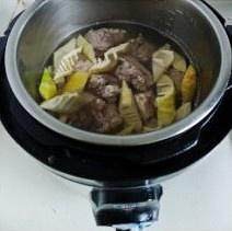 春笋炖排骨的做法