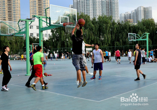 打篮球怎样当好组织后卫？