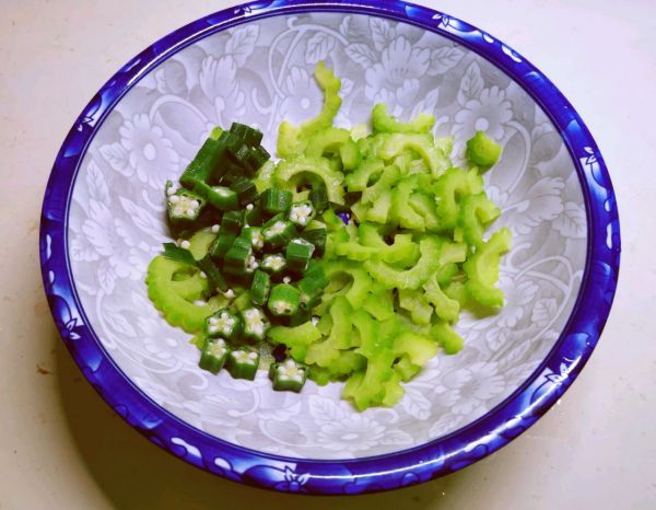 沙拉汁拌银耳蔬菜