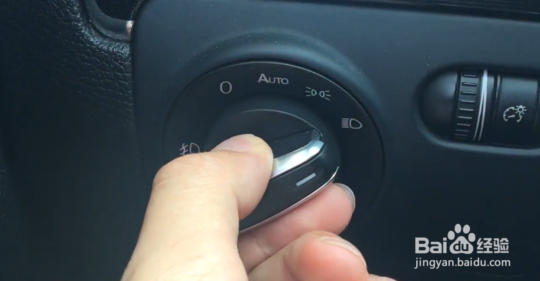 大众探岳怎么开启前后雾灯