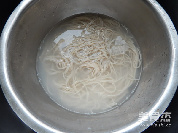 黄瓜鸡丝凉拌面