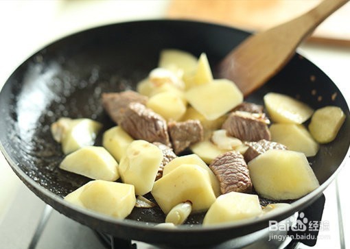 香糯软烂的土豆烧牛肉