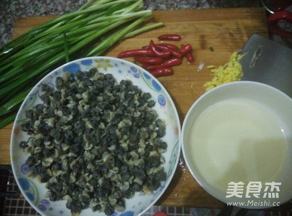 农家辣椒炒田螺肉