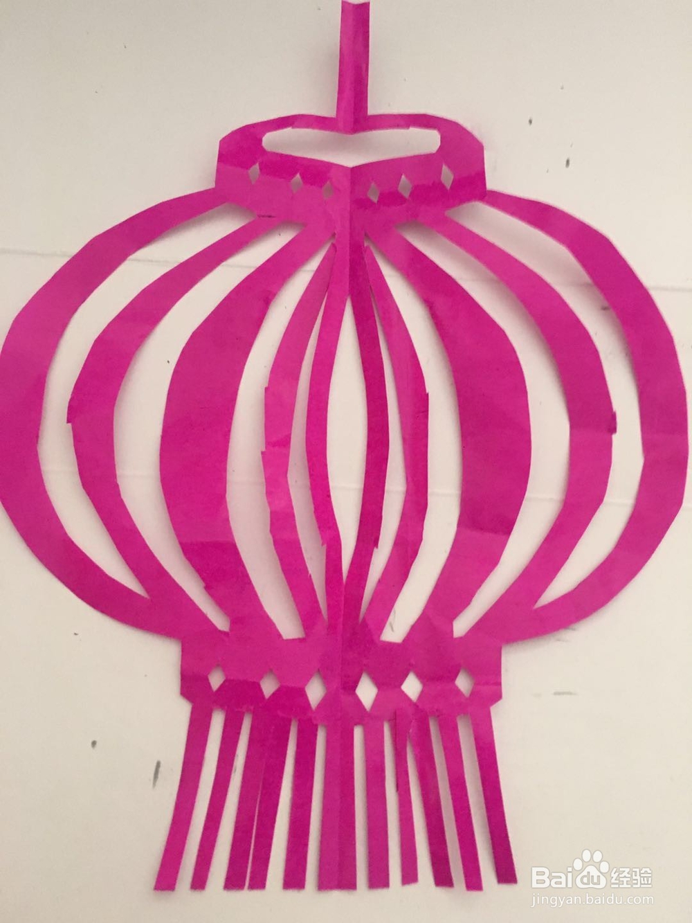 怎样用二红色彩纸裁剪一个二红灯笼