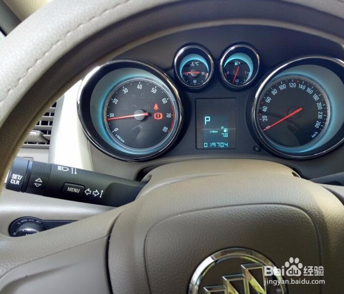 汽车电瓶亏电时,用应急启动电源启动汽车步骤