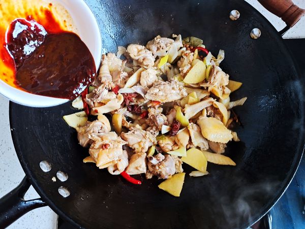 家常土豆炖鸡块