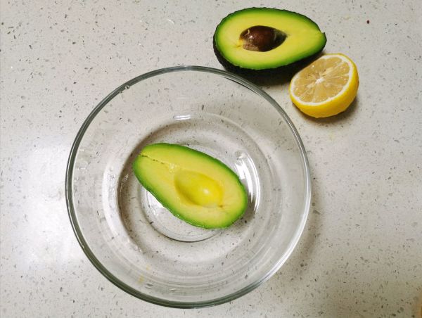 牛油果酱班尼迪克蛋