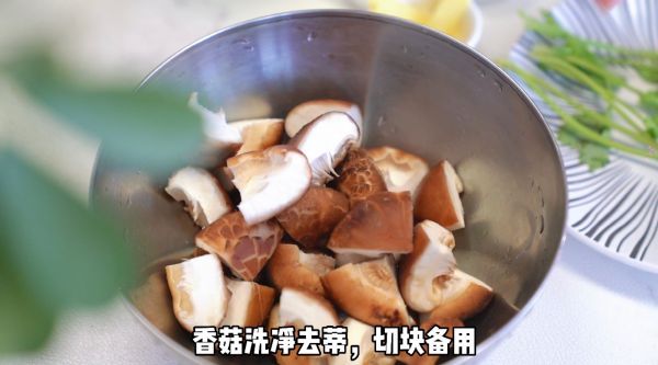 板栗香菇五花肉焖饭