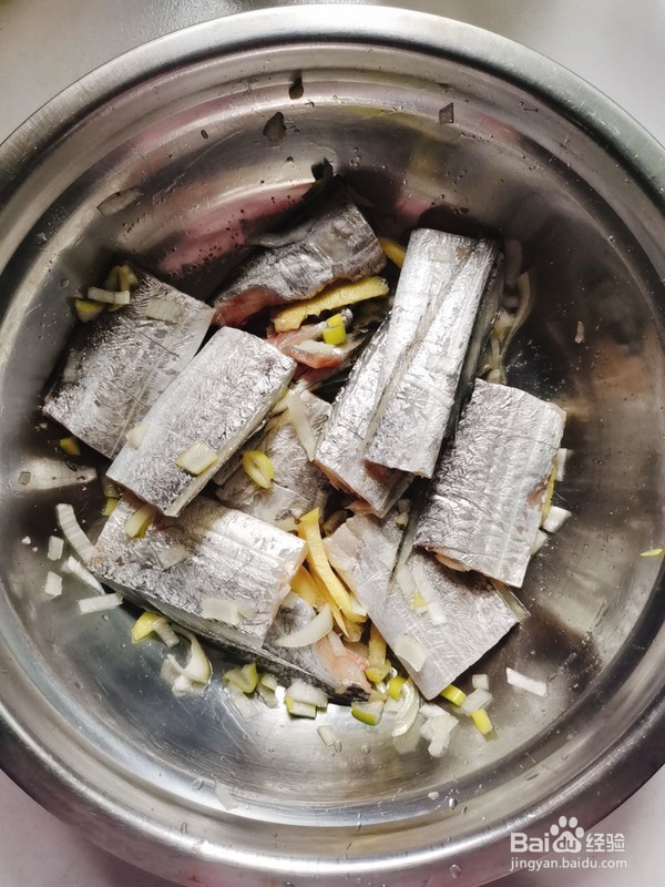 爆香的红烧带鱼